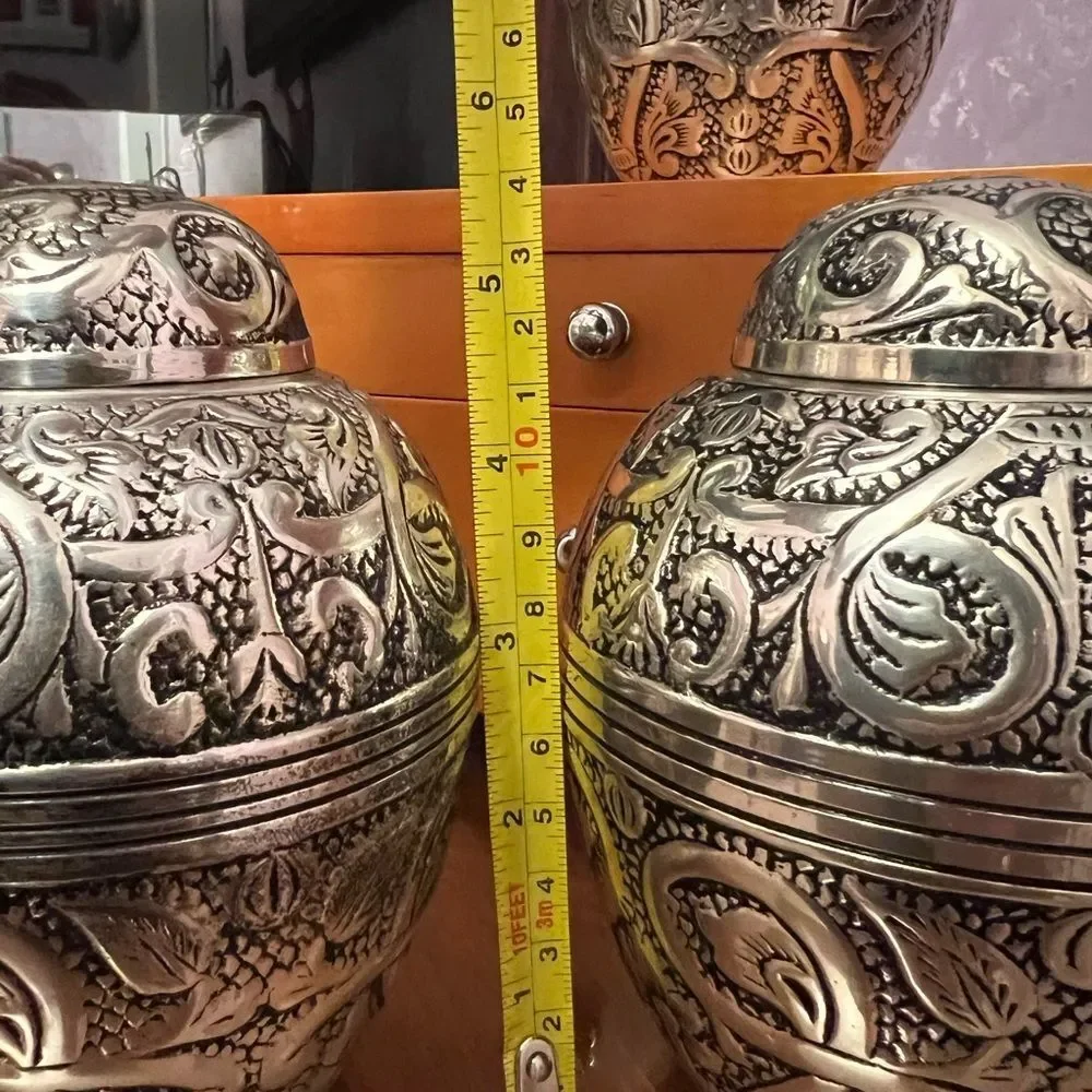 Beautifully engraved silver plated small urn for cremains. - Picture 10 of 10